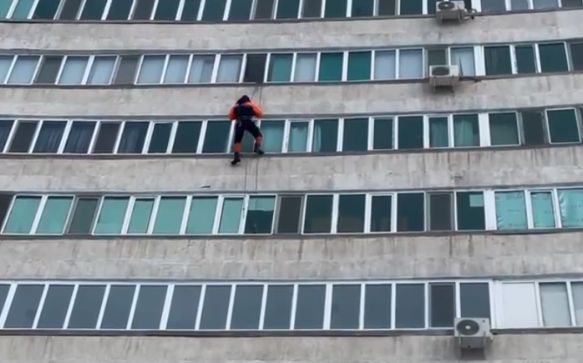 Двухгодовалого малыша и парализованного мужчину вызволили столичные спасатели из запертых квартир