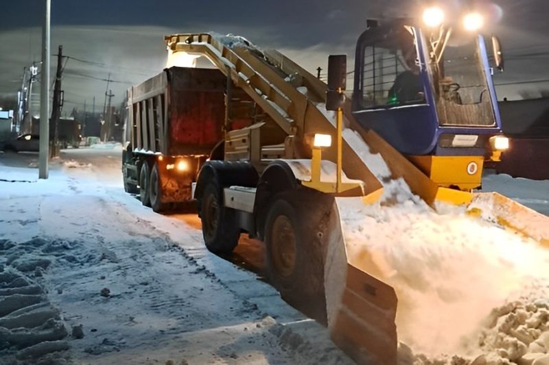 Более 1,2 тыс. машин вышли в ночь на уборку снега в Астане