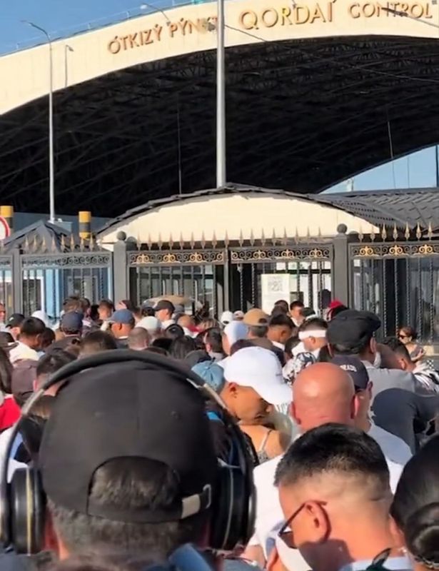Столпотворение на казахстанско-кыргызской границе - люди часами вынуждены стоять на жаре