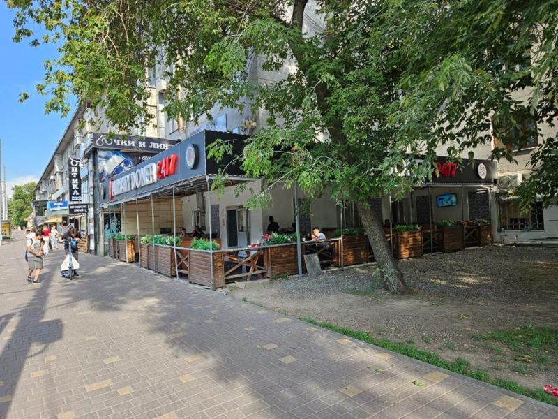 В центре Алматы снесли очередную незаконную пристройку к кафе