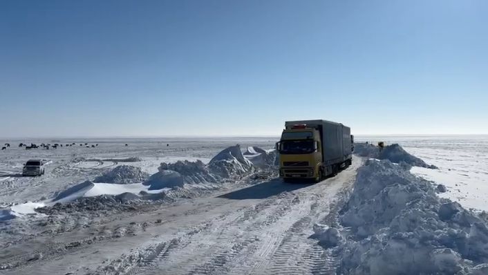 Трассу Самара-Шымкент открыли для грузового транспорта. Там скопилось более 2700 машин.