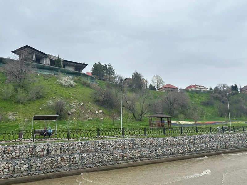 Бетонная угроза «нависла» над жителями Алматы: общественники обратились в прокуратуру