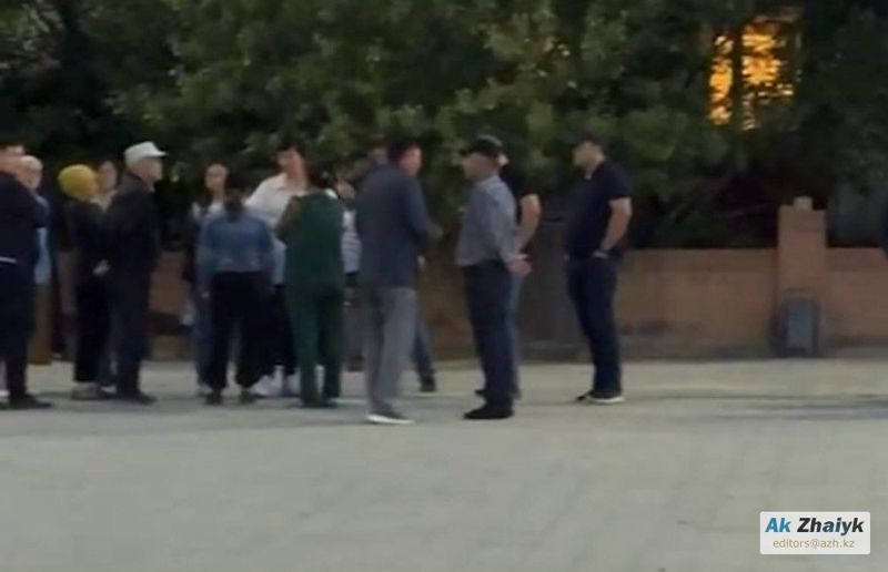 Пострадавшие от паводков жители Кульсары вышли на улицу с требованием выплаты компенсаций