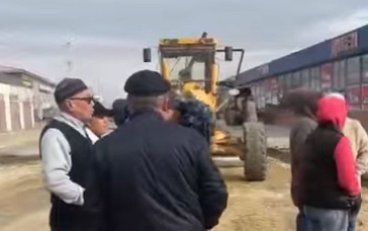 Высказать свое "ФИ" чиновникам вышли жители пригорода Актау