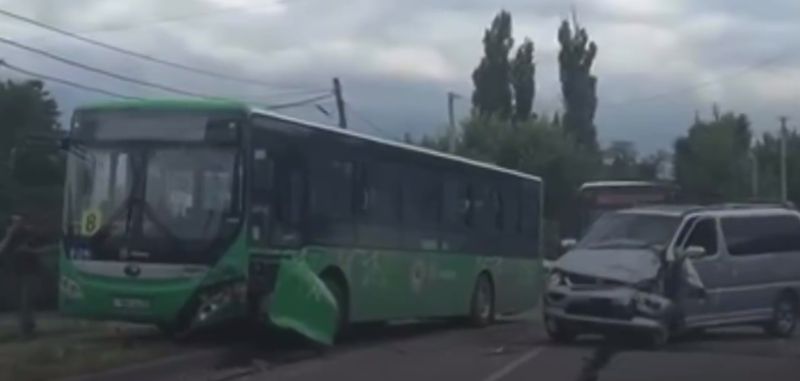 Очередное ДТП с автобусом в Алматы: пострадали шесть человек