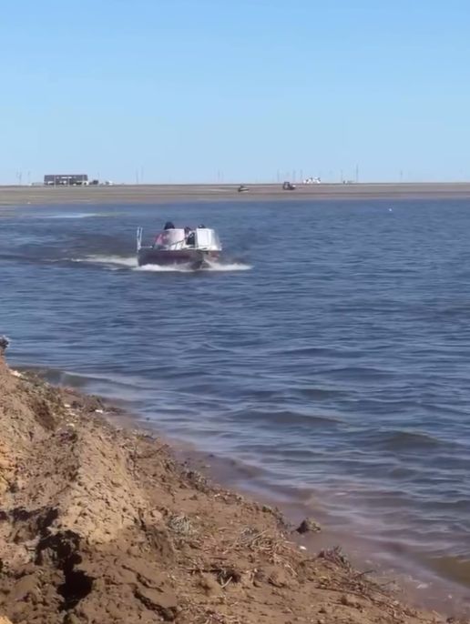 Лодочную переправу организуют в Индерборе из-за размыва дороги