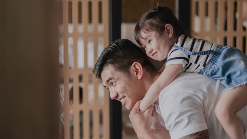 Мужской декрет в Казахстане: как это выглядит и сколько денег получают отцы