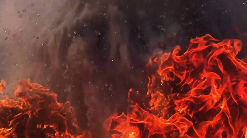 В Усть-Каменогорске эвакуировали жителей многоэтажки из-за пожара