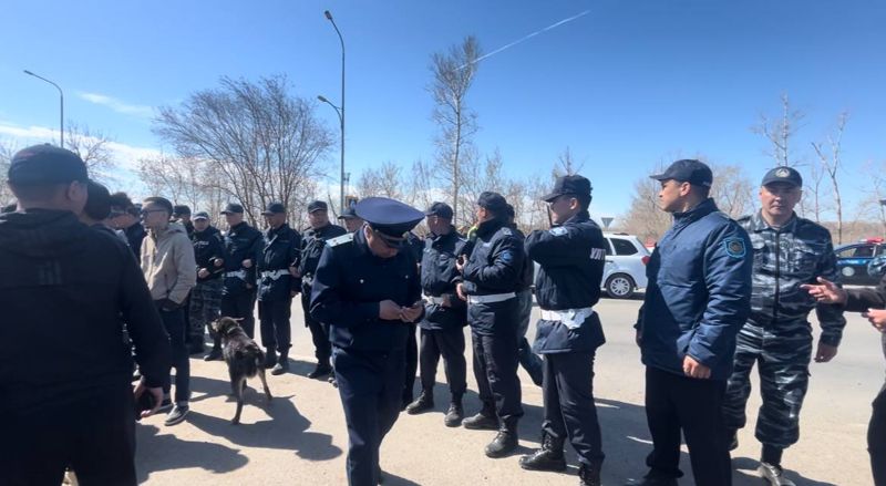 В Уральске дачники перекрыли трассу, требуя компенсации за затопленные дома