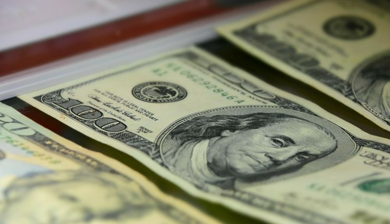 Не задекларировал наличные: житель Жетысу отдаст 37 тысяч долларов государству