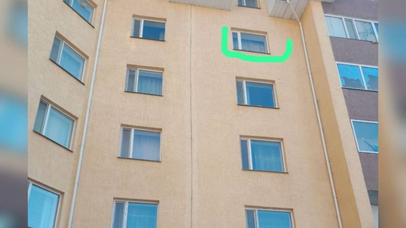 В Косшы двое полицейских спасли ребёнка от выпадения из окна