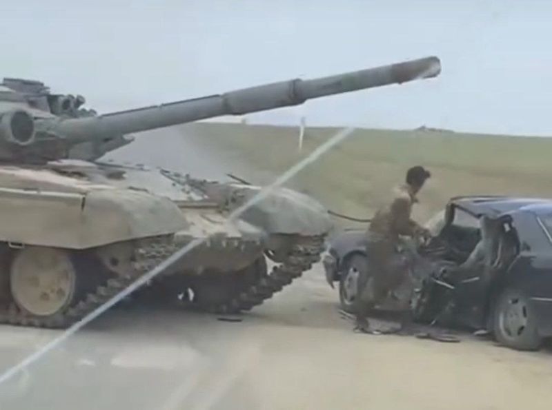 Танк столкнулся с легковой машиной в Жамбылской области