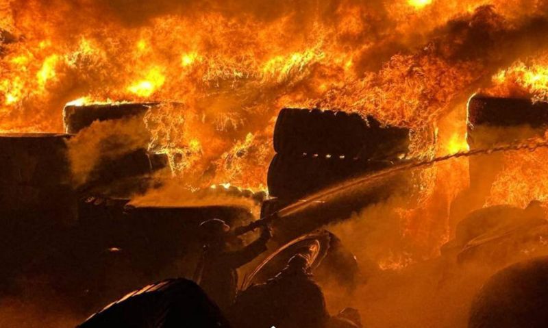В Астане загорелся склад с резиновыми изделиями