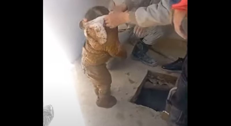 Двухлетняя девочка провалилась в уличный туалет в Мангистау