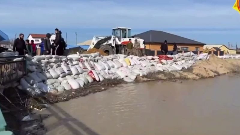Более 2 тысяч жителей Кульсары эвакуировали в Атырау на спецпоезде