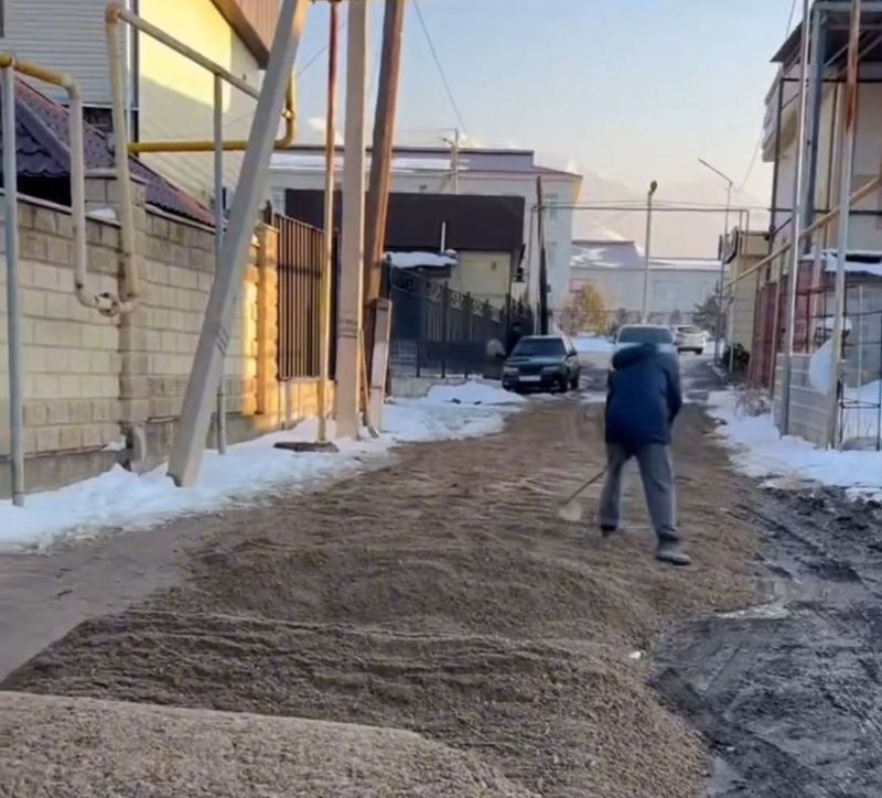 В Талгарском районе жители сами ремонтируют дороги