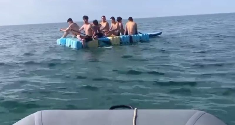 Подростков на плоту из пластиковых кубиков спасли в Каспийском море