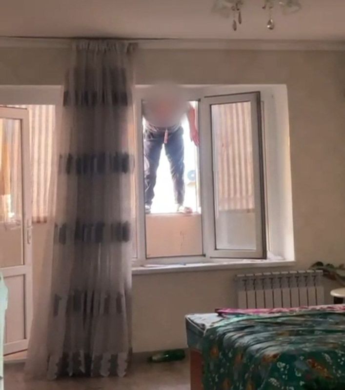 Видео: мужчина спрыгнул с 4-го этажа в Актау