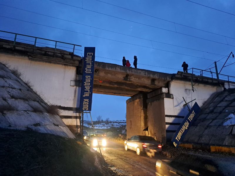Во время движения поезда частично разрушился мост в Туркестанской области