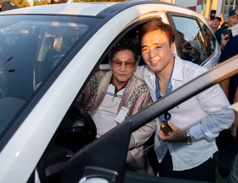 Жамбыл облысында Елдос Сметовке сыйлықтарға қанша қаражат жұмсалғанын айтты