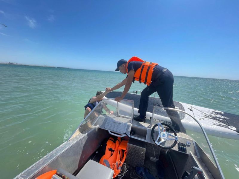 На 1,5 километра от берега унесло двух отдыхающих на Каспии