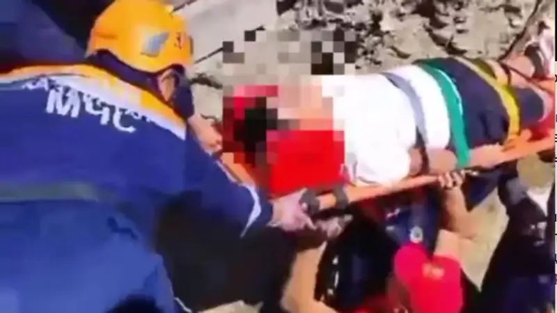 Ребёнок упал в четырёхметровую траншею в Алматы