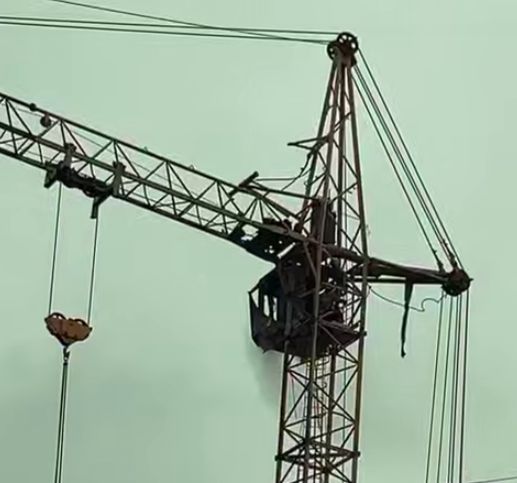 В Караганде на стройке загорелся башенный кран