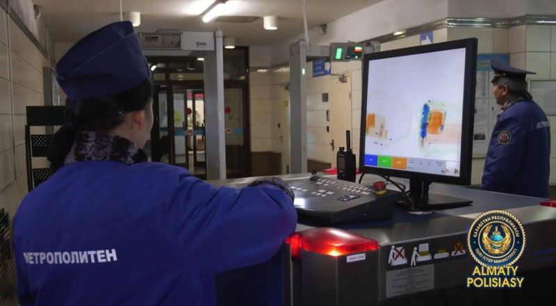 Ножи, кастеты и наркотики нашли полицейские у пассажиров метро в Алматы