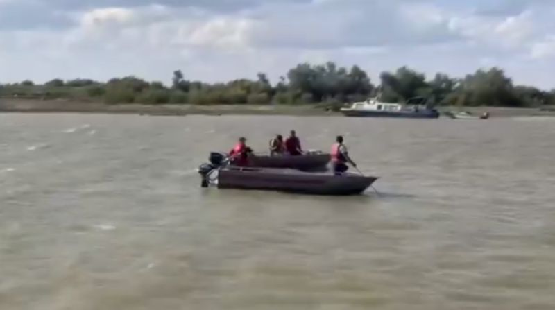 В Атырау вторые сутки ищут подростка, купавшегося в Урале