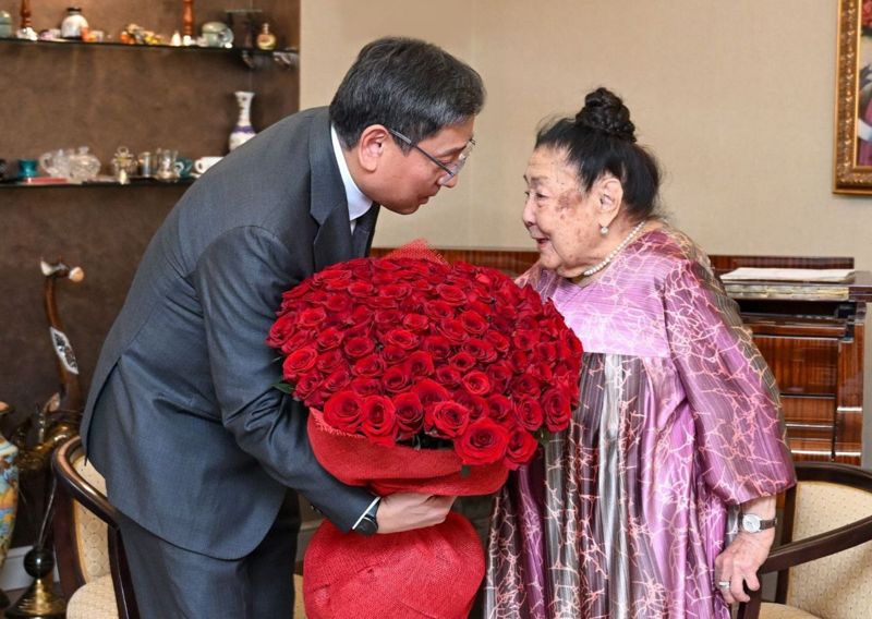 Токаева попросил Досаева поздравить Бибигуль Тулегенову с 95-летием