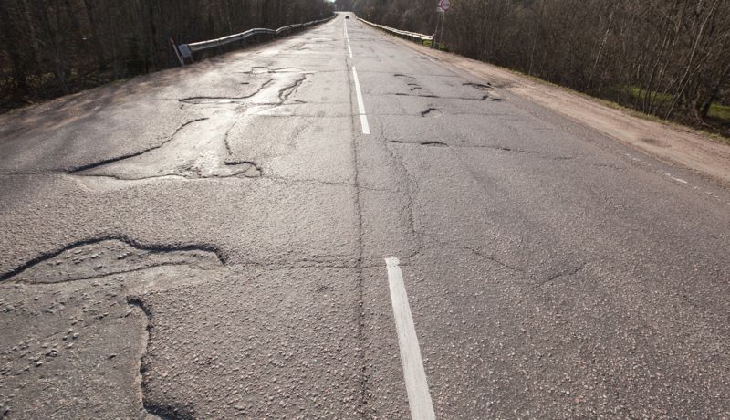 Качество дорог улучшается, но жалобы растут: премьер назвал проблемные регионы