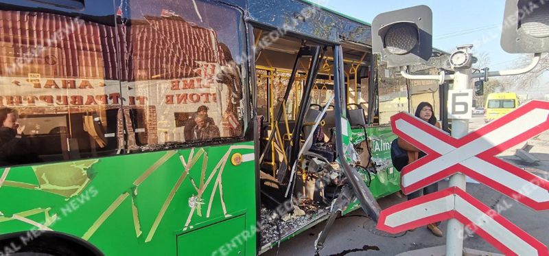 Автобус столкнулся с локомотивом в Алматы