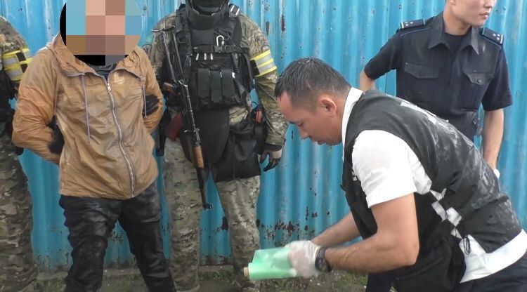 Мефедрон на 5,5 млн тенге изъяли у крупных наркосбытчиков в Таразе