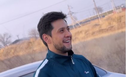 Почему осуждённый на 6,6 лет актёр Аскар Жумабек вышел раньше, объяснили в суде