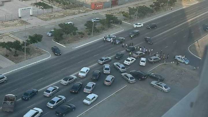 В Актау из-за проблем с водой жители перекрыли дорогу