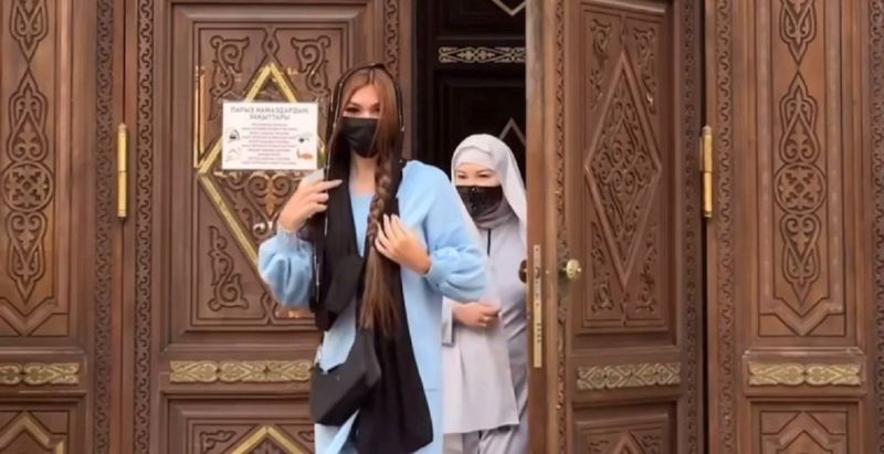 «Непростительный грех»: как трансгендер  Нико Нет имама в мечети обманула