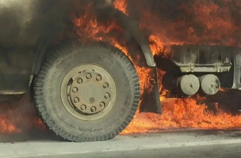 На трассе Алматы – Усть-Каменогорск сгорел грузовик