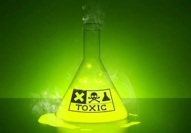 Открыл нарколабораторию: 1,5 тонны химжидкости изъяли полицейские у жителя Усть-Каменогорска