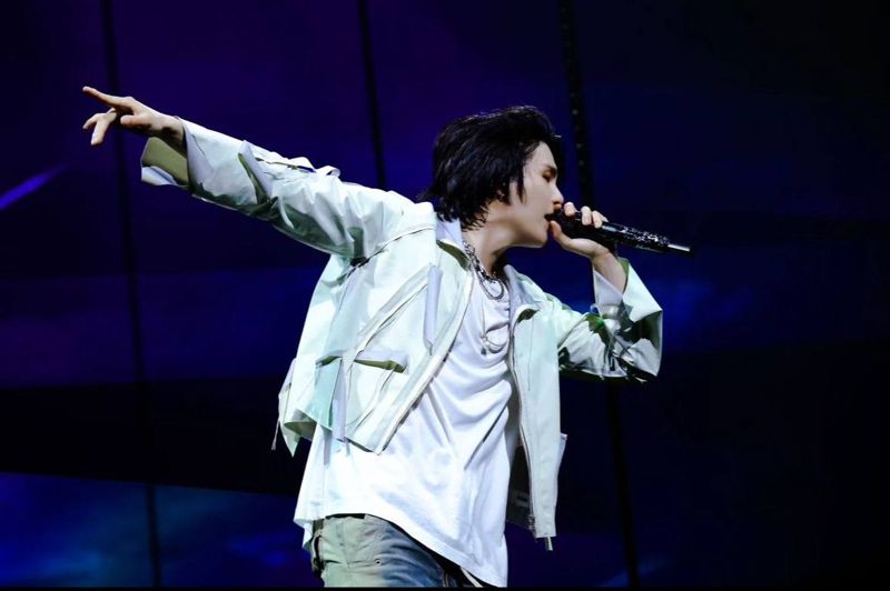 Оштрафовали и лишили прав: участник BTS ездил на самокате в нетрезвом состоянии