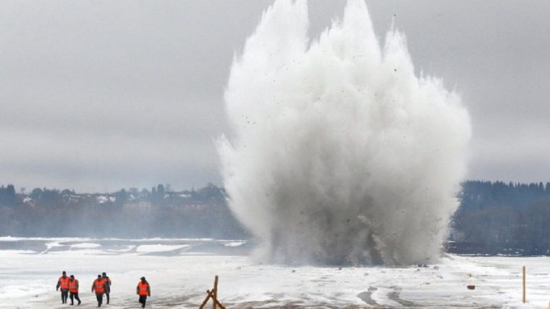 В СКО взорвали лёд на реке