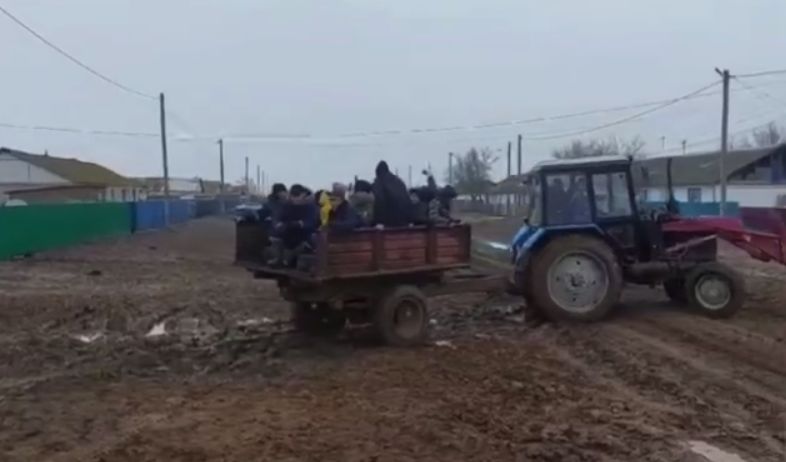 Школьникам ЗКО пришлось ехать на экзамен на тракторе: местных чиновников наказали