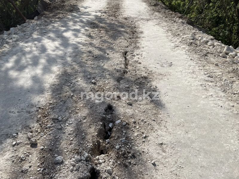 Укреплённая дамба треснула в Уральске