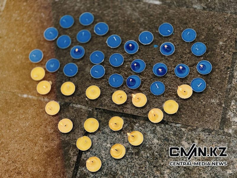 Годовщина войны в Украине: у памятника Тарасу Шевченко в Алматы собираются десятки людей