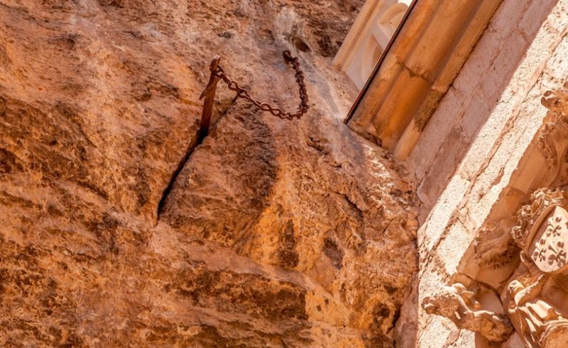 Во Франции украли легендарный меч, который торчал в камне несколько веков