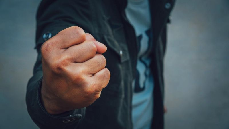 Пьяный казахстанец избил приятелей, а потом участкового