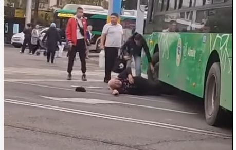 Автобус сбил пенсионера на остановке в Алматы