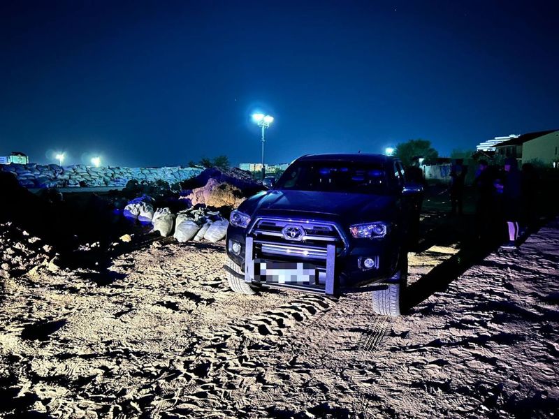 Жители Атырау разобрали дамбу, чтобы своровать мешки с песком