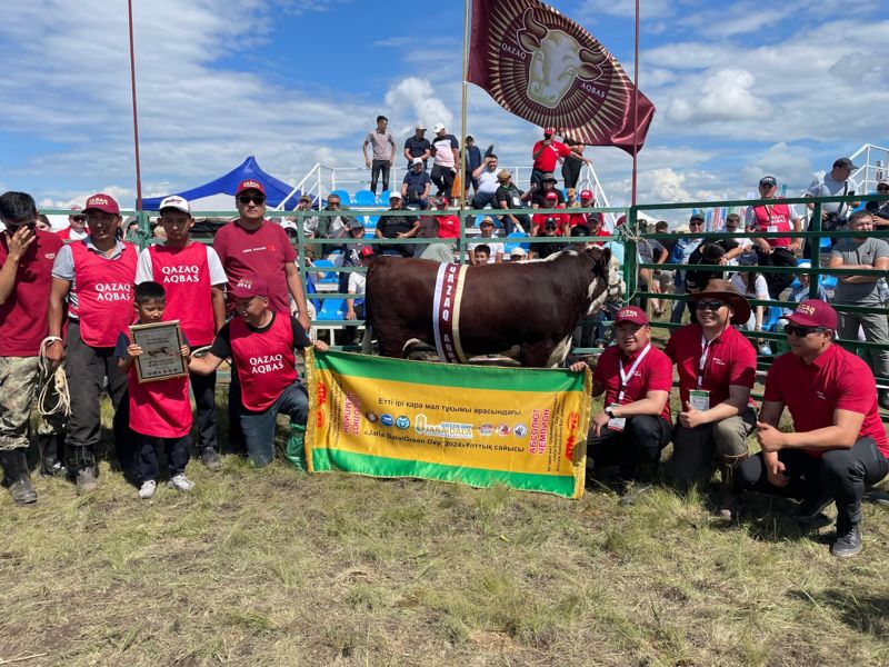 Трактор за лучшего в Казахстане бычка получил победитель национального конкурса