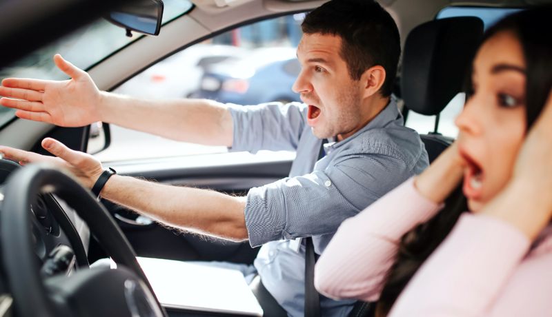 Машина стояла поперёк проезжей части: пьяный автоинструктор проводил занятия на трассе в СКО