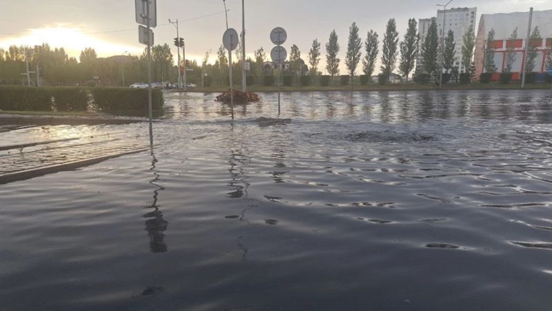 Дожди в Астане: в столице затопило паркинги и подвалы